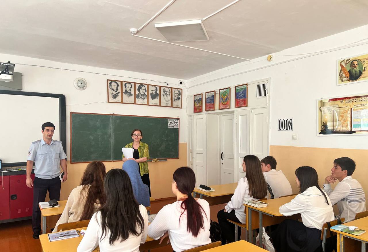 Школа верхнего Караная Буйнакского района 1 сентября 2022.