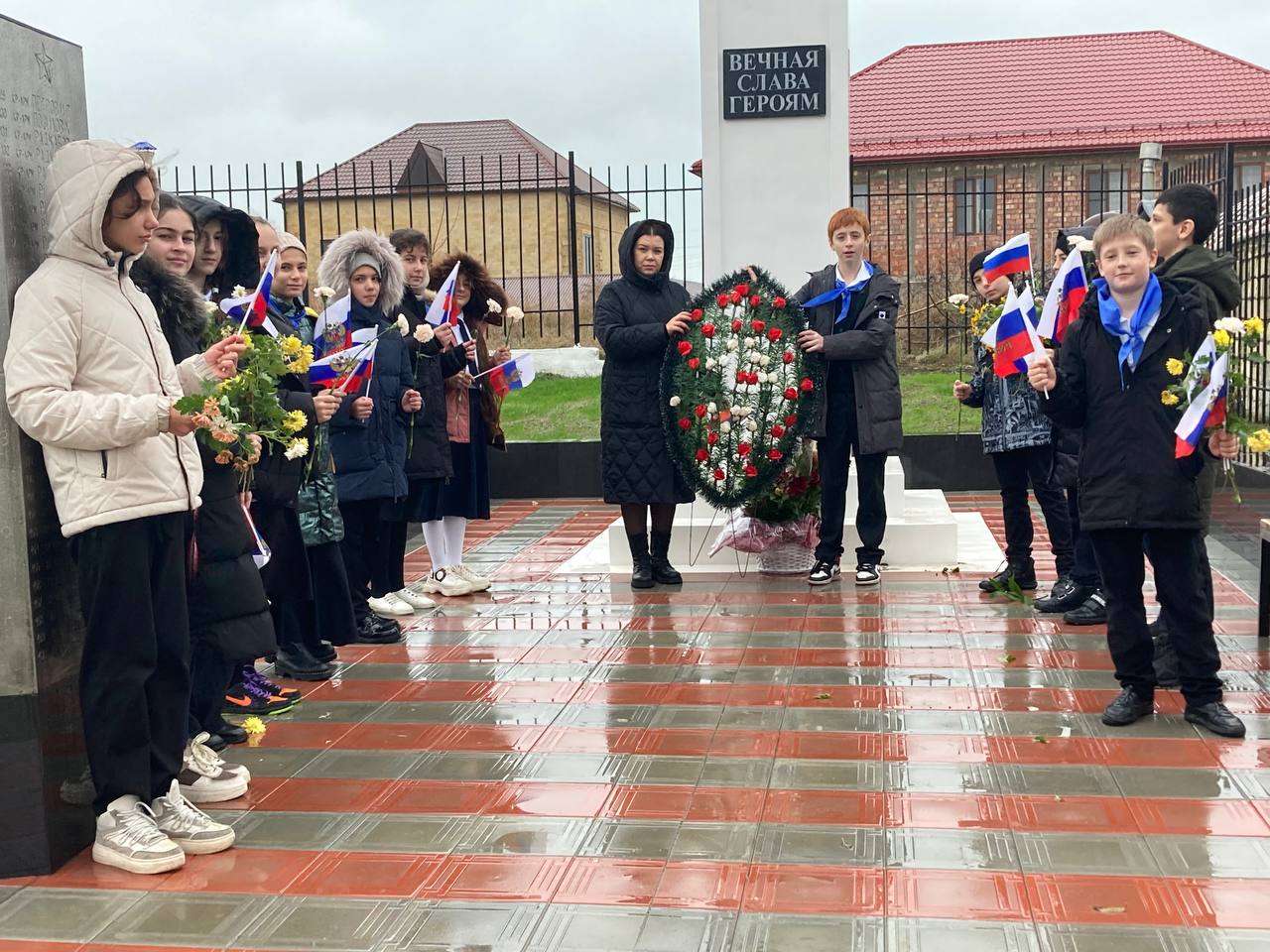 Возложение цветов к Дню Героев Отечества в посёлке «Приморский» на «Военское кладбище 1941-1945 гг».